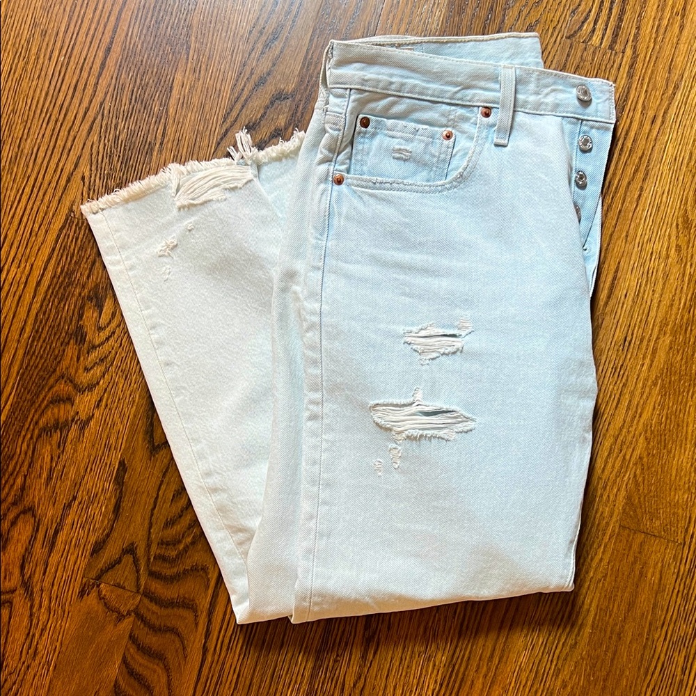 Levi’s light denim distressed 501 Skinny Jeans. Size 32 x 28. 100% cotton. EUC